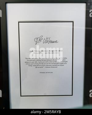 Membri del pubblico presso il negozio Vivienne Westwood Worlds End di Kings Road dopo la sua morte avvenuta il 30 dicembre 2022 a Londra, Foto Stock