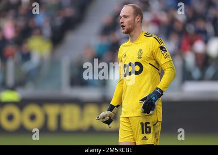 Torino, 30th dicembre 2022. Arnaud Bodart di Standard Liege reagisce durante la partita amichevole allo stadio Allianz di Torino. Il credito per le immagini dovrebbe essere: Jonathan Moskrop / Sportimage Credit: Sportimage/Alamy Live News Foto Stock