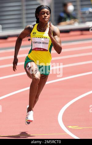 Elaine Thompson-Herah (JAM) gareggia nei 200 metri delle Donne ai Giochi Olimpici estivi 2020 (2021) di Tokyo, Giappone Foto Stock