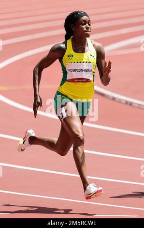 Elaine Thompson-Herah (JAM) gareggia nei 200 metri delle Donne ai Giochi Olimpici estivi 2020 (2021) di Tokyo, Giappone Foto Stock