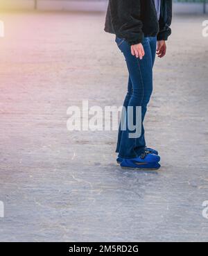 Ragazza che pattina nel Winter Wonderland a Hyde Park, Londra Foto Stock