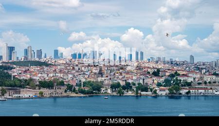 Vista dal mare a Istanbul. La costa con vecchie e nuove case nelle vicinanze della città. Panorama estivo. Foto Stock