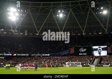 I giocatori di entrambe le squadre applaudono in memoria della leggenda brasiliana Pele, che muore ieri, prima della partita della Premier League al London Stadium, Londra. Data immagine: Venerdì 30 dicembre 2022. Foto Stock