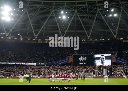 I giocatori di entrambe le squadre applaudono in memoria della leggenda brasiliana Pele, che è morta ieri, prima della partita della Premier League al London Stadium, Londra. Data immagine: Venerdì 30 dicembre 2022. Foto Stock