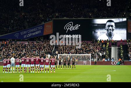 I giocatori di entrambe le squadre applaudono in memoria della leggenda brasiliana Pele, che muore ieri, prima della partita della Premier League al London Stadium, Londra. Data immagine: Venerdì 30 dicembre 2022. Foto Stock