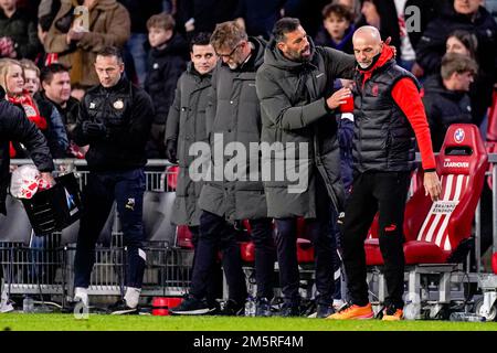 EINDHOVEN, PAESI BASSI - 30 DICEMBRE: Allenatore Ruud van Nistelrooij del PSV che stringe le mani con il capo allenatore Stefano Pioli di AC Milan durante la partita di gioco amichevole tra PSV Eindhoven e AC Milan al Philips Stadion il 30 dicembre 2022 a Eindhoven, Paesi Bassi (Foto di Joris Verwijst/Orange Pictures) Credit: Orange Pics BV/Alamy Live News Foto Stock