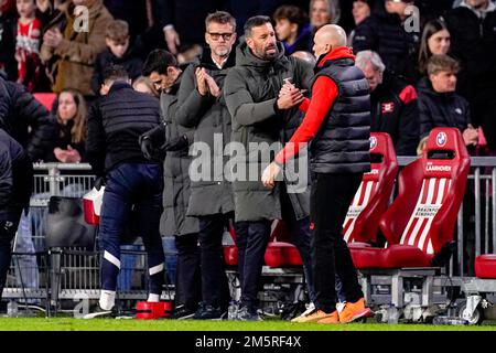 EINDHOVEN, PAESI BASSI - 30 DICEMBRE: Allenatore Ruud van Nistelrooij del PSV che stringe le mani con il capo allenatore Stefano Pioli di AC Milan durante la partita di gioco amichevole tra PSV Eindhoven e AC Milan al Philips Stadion il 30 dicembre 2022 a Eindhoven, Paesi Bassi (Foto di Joris Verwijst/Orange Pictures) Credit: Orange Pics BV/Alamy Live News Foto Stock