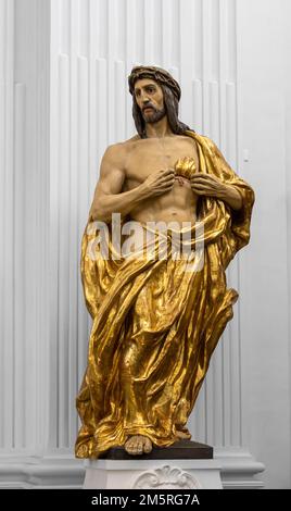 Soletta, Svizzera - July12, 2022: Statua dorata del Sacro cuore di Gesù Cristo nella chiesa di Sant'Urs e Viktor, la cattedrale nella chiesa di S. Foto Stock