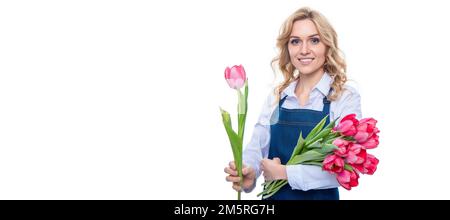 Felice giovane donna in grembiule con fiori di tulipano primavera isolato su sfondo bianco, donna isolato volto ritratto, banner con mock up copia spazio. Foto Stock