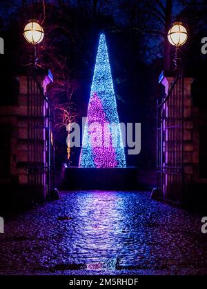 Un albero di Natale a forma di cono a LED in continua evoluzione presso le stalle di Waddesdon Manor, Buckinghamshire Foto Stock
