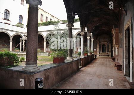 Napoli - Ambulacro del Chiostro di San Giacomo di Santa Maria la Nova Foto Stock