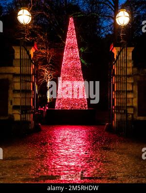 Un albero di Natale a forma di cono a LED in continua evoluzione presso le stalle di Waddesdon Manor, Buckinghamshire Foto Stock