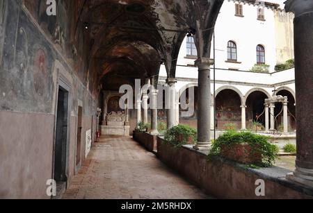 Napoli - Ambulacro del chiostro di Santa Maria la Nova Foto Stock