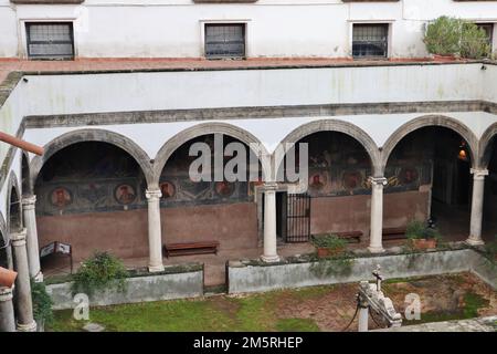 Napoli - archi del chiostro della Chiesa di Santa Maria la Nova Foto Stock