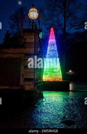 Un albero di Natale a forma di cono a LED in continua evoluzione presso le stalle di Waddesdon Manor, Buckinghamshire Foto Stock