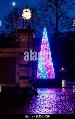 Un albero di Natale a forma di cono a LED in continua evoluzione presso le stalle di Waddesdon Manor, Buckinghamshire Foto Stock