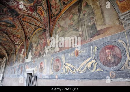 Napoli - Parete affercata del chiostro minore di Santa Maria la Nova Foto Stock