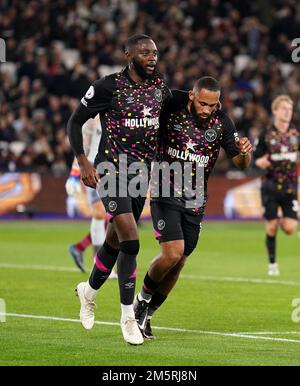 Josh Daisilva di Brentford (a sinistra) celebra il secondo gol del loro fianco durante la partita della Premier League al London Stadium, Londra. Data immagine: Venerdì 30 dicembre 2022. Foto Stock