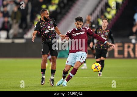 Bryan Mbeumo di Brentford (a sinistra) e Lucas Paqueta di West Ham United si battono per la palla durante la partita della Premier League al London Stadium, Londra. Data immagine: Venerdì 30 dicembre 2022. Foto Stock