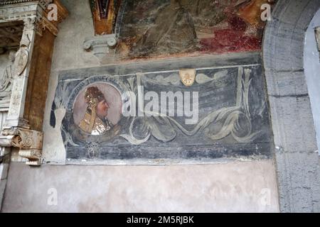 Napoli - Parete affercata nel chiostro minore di Santa Maria la Nova Foto Stock