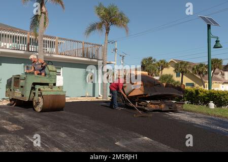 Cocoa Beach, Florida, Stati Uniti, 2022. Asfaltatrice che utilizza un rullo stradale su un vialetto in pendenza che viene rifatto Foto Stock