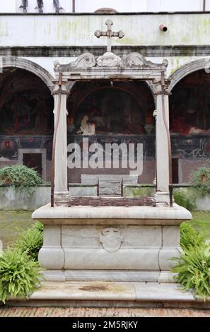 Napoli - Pozzo del chiostro di Santa Maria la Nova Foto Stock