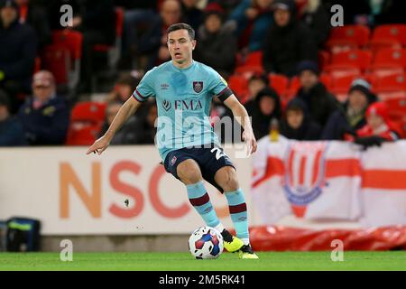 Stoke on Trent, Regno Unito. 30th Dec, 2022. Josh Cullen di Burnley in azione. Partita EFL Skybet Championship, Stoke City contro Burnley al Bet365 Stadium di Stoke on Trent venerdì 30th dicembre 2022. Questa immagine può essere utilizzata solo per scopi editoriali. Solo per uso editoriale, licenza richiesta per uso commerciale. Nessun uso in scommesse, giochi o un singolo club / campionato / giocatore publications.pic di Chris Stading / Andrew Orchard sport fotografia / Alamy Live News Credit: Andrew Orchard sport fotografia / Alamy Live News Foto Stock