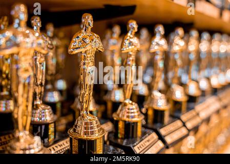 Trofei dell'accademia dell'oscar d'oro di Hollywood disposti sullo scaffale per la vendita in negozio Foto Stock