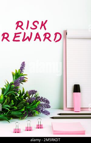 Cartello di testo che mostra il Risk Reward. Vetrina aziendale valutare il potenziale di profitto di un commercio in relazione alla sua perdita Foto Stock