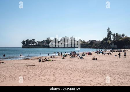 Le persone si godono e si rilassano sulla spiaggia di Santa Cruz durante le giornate di sole Foto Stock