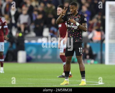 Londra, Inghilterra, 30th dicembre 2022. Ivan Toney di Brentford si fa un gesto dopo che Josh Daisilva di Brentford segna per arrivare a 2-0 durante la partita della Premier League al London Stadium, Londra. Il credito dell'immagine dovrebbe essere: Paul Terry / Sportimage Credit: Sportimage/Alamy Live News Foto Stock