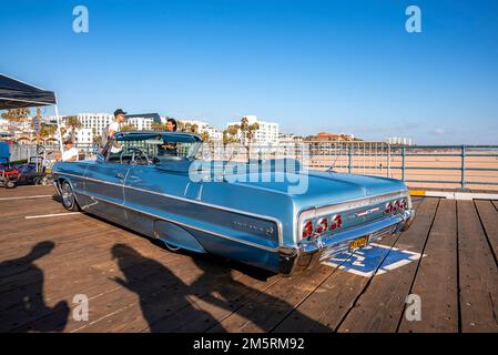 Auto convertibile vintage blu esposta al molo di Santa Monica durante la mostra Foto Stock