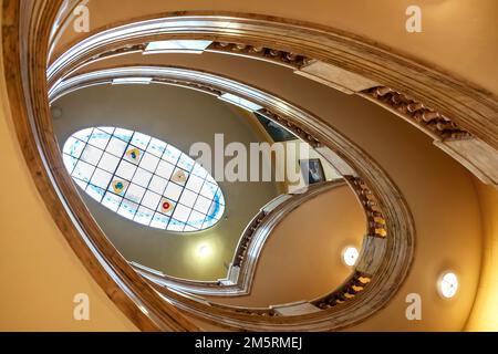 La scala a chiocciola al Royal Horseguards Hotel, Londra Foto Stock