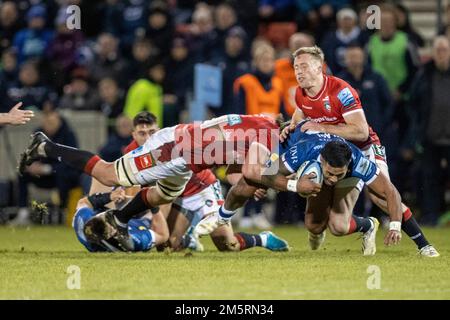 Salford, Regno Unito. 30th Dec, 2022. 30th dicembre 2022; AJ Bell Stadium, Salford, Lancashire, Inghilterra; Inglese Premiership Rugby, sale Sharks versus Leicester Tigers; Manu Tuilagi of sale Sharks is Charged Credit: Action Plus Sports Images/Alamy Live News Foto Stock