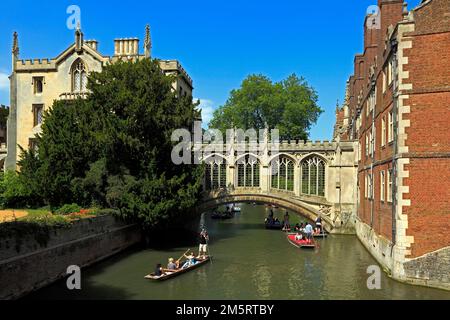 Cambridge, Ponte dei Sospiri, River Cam, St Johns College, Punt, Università, Cambridgeshire, Inghilterra Foto Stock