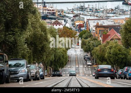 Funicolare su ripida strada tra alberi che conducono verso il porto Foto Stock