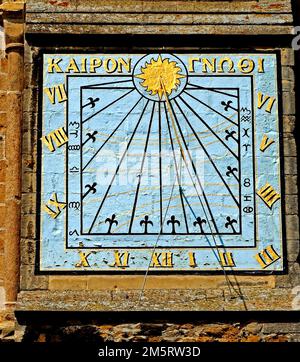 Cattedrale di Ely, Sundial sul transetto sud muro, iscrizione greca 'Know the Time', Cambridgeshire, Inghilterra, Regno Unito Foto Stock
