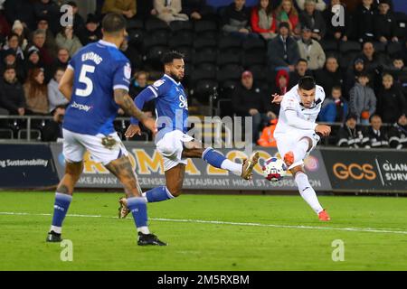 Swansea, Regno Unito. 30th Dec, 2022. Joel Piroe della città di Swansea (r) segna il 3rd° gol delle sue squadre. Partita di campionato EFL Skybet, Swansea City contro Watford al Swansea.com° stadio di Swansea, Galles venerdì 30th dicembre 2022. Questa immagine può essere utilizzata solo per scopi editoriali. Solo per uso editoriale, licenza richiesta per uso commerciale. Non è utilizzabile nelle scommesse, nei giochi o nelle pubblicazioni di un singolo club/campionato/giocatore. pic di Andrew Orchard/Andrew Orchard sports photography/Alamy Live news Credit: Andrew Orchard sports photography/Alamy Live News Foto Stock