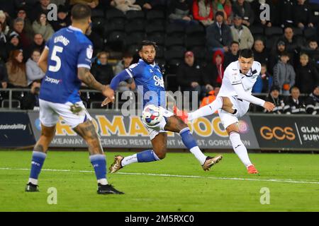 Swansea, Regno Unito. 30th Dec, 2022. Joel Piroe della città di Swansea (r) segna il 3rd° gol delle sue squadre. Partita di campionato EFL Skybet, Swansea City contro Watford al Swansea.com° stadio di Swansea, Galles venerdì 30th dicembre 2022. Questa immagine può essere utilizzata solo per scopi editoriali. Solo per uso editoriale, licenza richiesta per uso commerciale. Non è utilizzabile nelle scommesse, nei giochi o nelle pubblicazioni di un singolo club/campionato/giocatore. pic di Andrew Orchard/Andrew Orchard sports photography/Alamy Live news Credit: Andrew Orchard sports photography/Alamy Live News Foto Stock