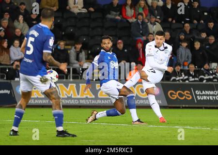 Swansea, Regno Unito. 30th Dec, 2022. Joel Piroe della città di Swansea (r) segna il 3rd° gol delle sue squadre. Partita di campionato EFL Skybet, Swansea City contro Watford al Swansea.com° stadio di Swansea, Galles venerdì 30th dicembre 2022. Questa immagine può essere utilizzata solo per scopi editoriali. Solo per uso editoriale, licenza richiesta per uso commerciale. Non è utilizzabile nelle scommesse, nei giochi o nelle pubblicazioni di un singolo club/campionato/giocatore. pic di Andrew Orchard/Andrew Orchard sports photography/Alamy Live news Credit: Andrew Orchard sports photography/Alamy Live News Foto Stock