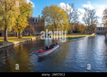 Brugges, Belgio, novembre 18th 2022 turisti che prendono un giro in barca intorno ai canali della città Foto Stock