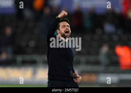 Swansea, Regno Unito. 30th Dec, 2022. Russell Martin, il capo allenatore della città di Swansea celebra dopo la vittoria delle sue squadre 4-0. Partita di campionato EFL Skybet, Swansea City contro Watford al Swansea.com° stadio di Swansea, Galles venerdì 30th dicembre 2022. Questa immagine può essere utilizzata solo per scopi editoriali. Solo per uso editoriale, licenza richiesta per uso commerciale. Non è utilizzabile nelle scommesse, nei giochi o nelle pubblicazioni di un singolo club/campionato/giocatore. pic di Andrew Orchard/Andrew Orchard sports photography/Alamy Live news Credit: Andrew Orchard sports photography/Alamy Live News Foto Stock