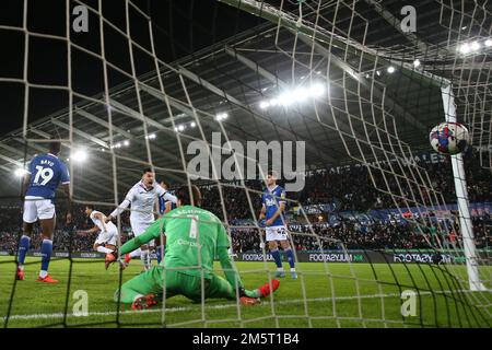 Swansea, Regno Unito. 30th Dec, 2022. Joel Piroe della città di Swansea (c) festeggia dopo che la città di Swansea segnerà un gol. Partita di campionato EFL Skybet, Swansea City contro Watford al Swansea.com° stadio di Swansea, Galles venerdì 30th dicembre 2022. Questa immagine può essere utilizzata solo per scopi editoriali. Solo per uso editoriale, licenza richiesta per uso commerciale. Non è utilizzabile nelle scommesse, nei giochi o nelle pubblicazioni di un singolo club/campionato/giocatore. pic di Andrew Orchard/Andrew Orchard sports photography/Alamy Live news Credit: Andrew Orchard sports photography/Alamy Live News Foto Stock