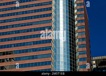 175 Water Street, l'ex quartier generale dell'AIG, sfoggia audaci finestre a nastro di cobalto in mattoni rossi. Foto Stock