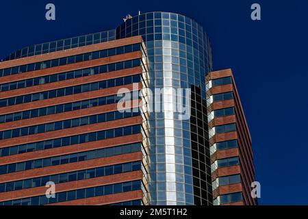 175 Water Street, l'ex quartier generale dell'AIG, sfoggia audaci finestre a nastro di cobalto in mattoni rossi. Foto Stock