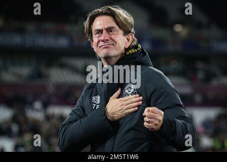 Thomas Frank, manager di Brentford, festeggia con i tifosi a tempo pieno dopo la partita della Premier League West Ham United vs Brentford al London Stadium, Londra, Regno Unito, 30th dicembre 2022 (Foto di Arron Gent/News Images) Foto Stock