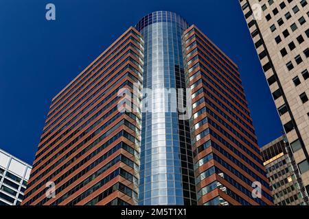 175 Water Street, l'ex quartier generale dell'AIG, sfoggia audaci finestre a nastro di cobalto in mattoni rossi. Foto Stock