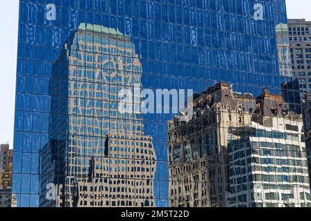 Il World Trade Center 4 riflette Brookfield Place e la 90 West Street. Foto Stock