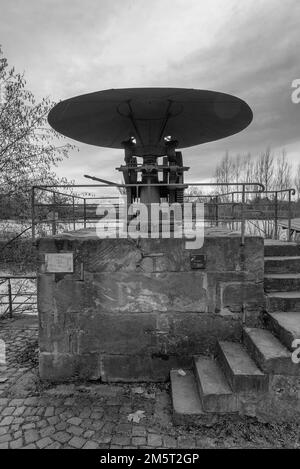 Piccola gru storica di carico su un piedistallo del 1770 all'estuario del Nidda, Francoforte, Germania Foto Stock