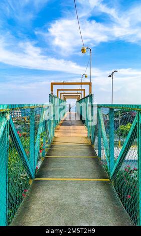 Ponte pedonale passaggio pedonale passerella passerelle skyway con vista panoramica a Zicatela Puerto Escondido Oaxaca Messico. Foto Stock